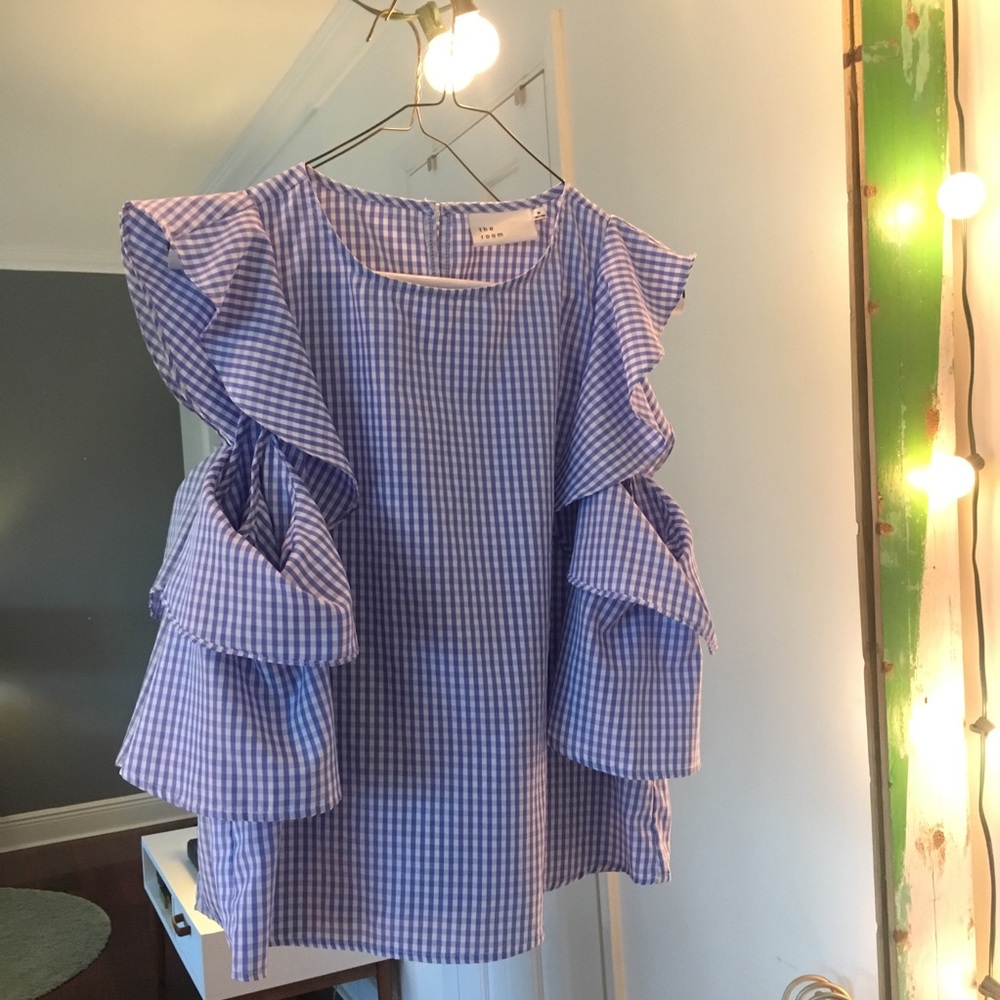 Cold shoulder top with big ruffles.
